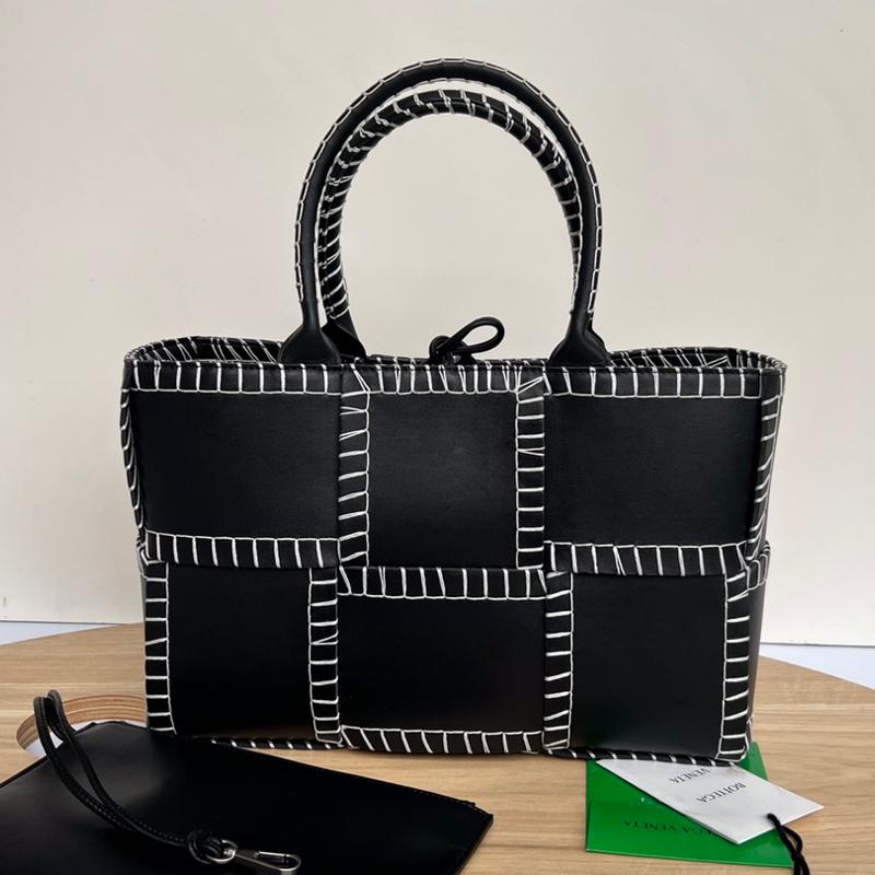 Bottega Veneta Handbags 690410 black